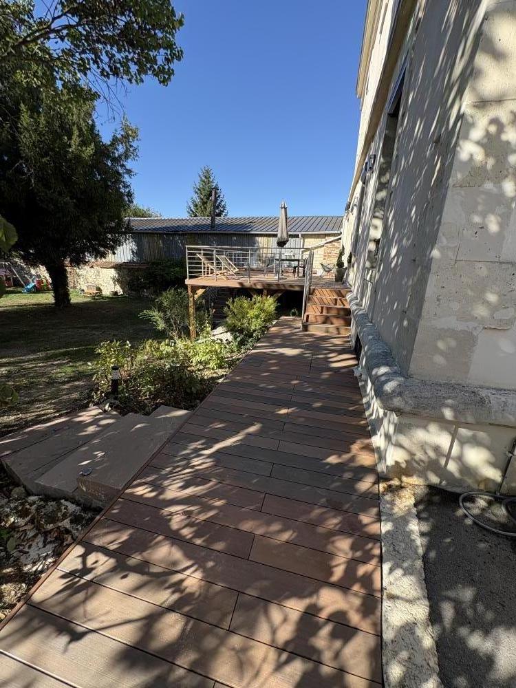 Terrasse composite surélevée sur ossature bois 