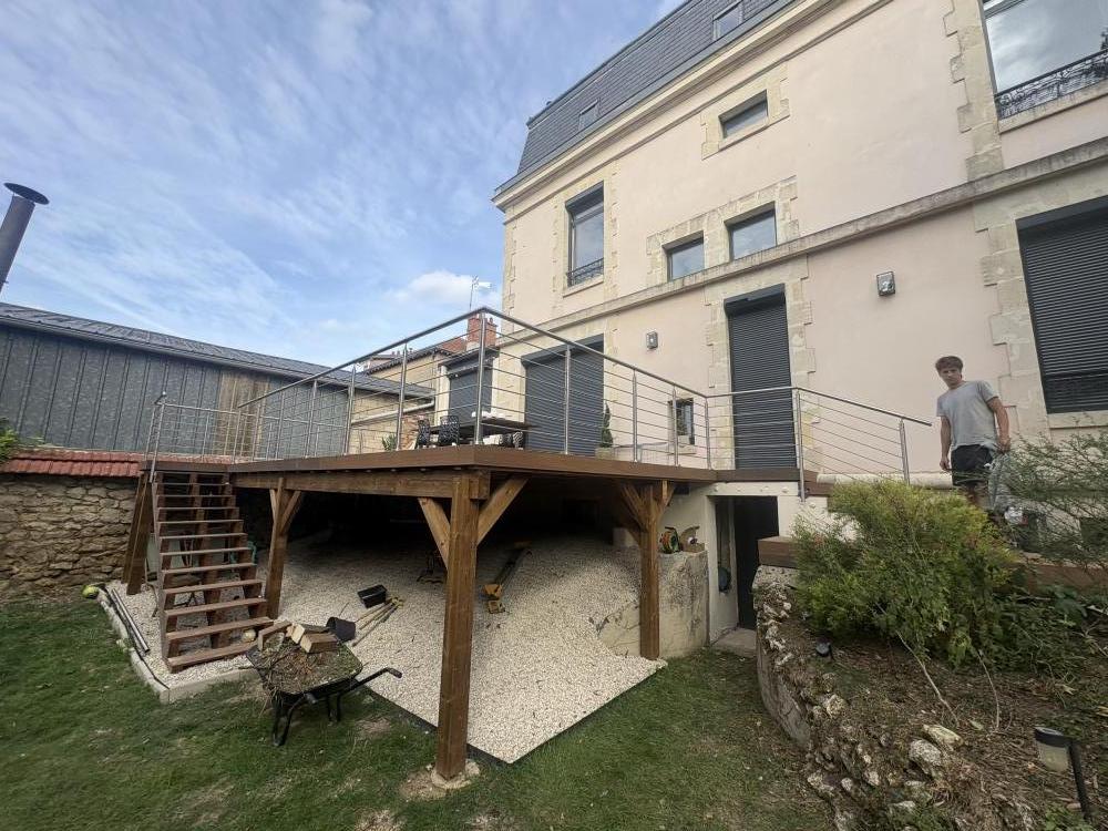 Terrasse composite surélevée sur ossature bois 