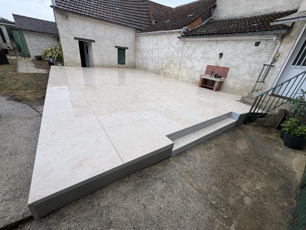 Terrasse grès ceram sur structure Terrassteel à Hauvillers 